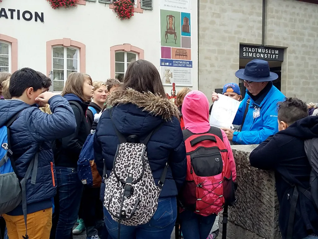 Gruppe versammelt sich vor dem Stadtmuseum.